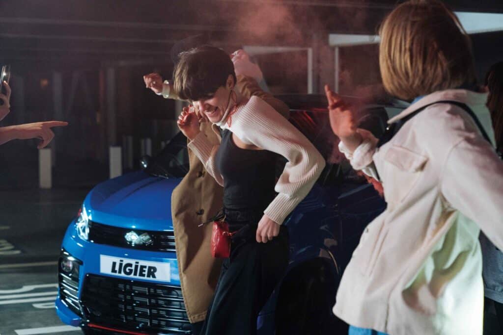 Jongeren brommobiel België dansend bij 45km auto